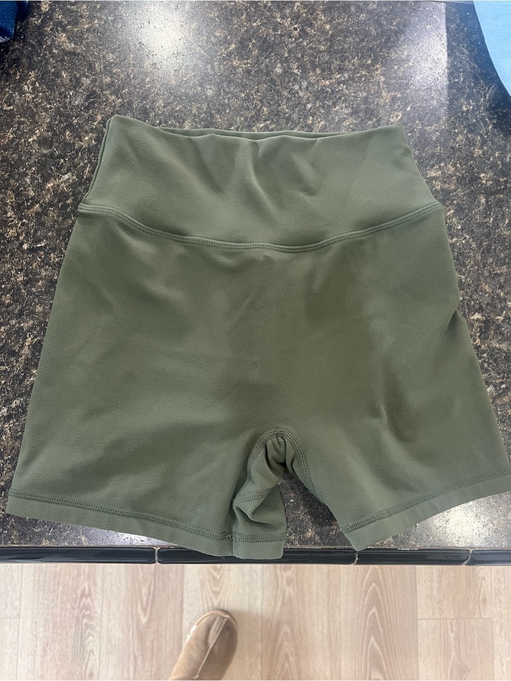 Ptula PureLuxe Shorts 4” *no hidden scrunch* - Picture 2 of 3